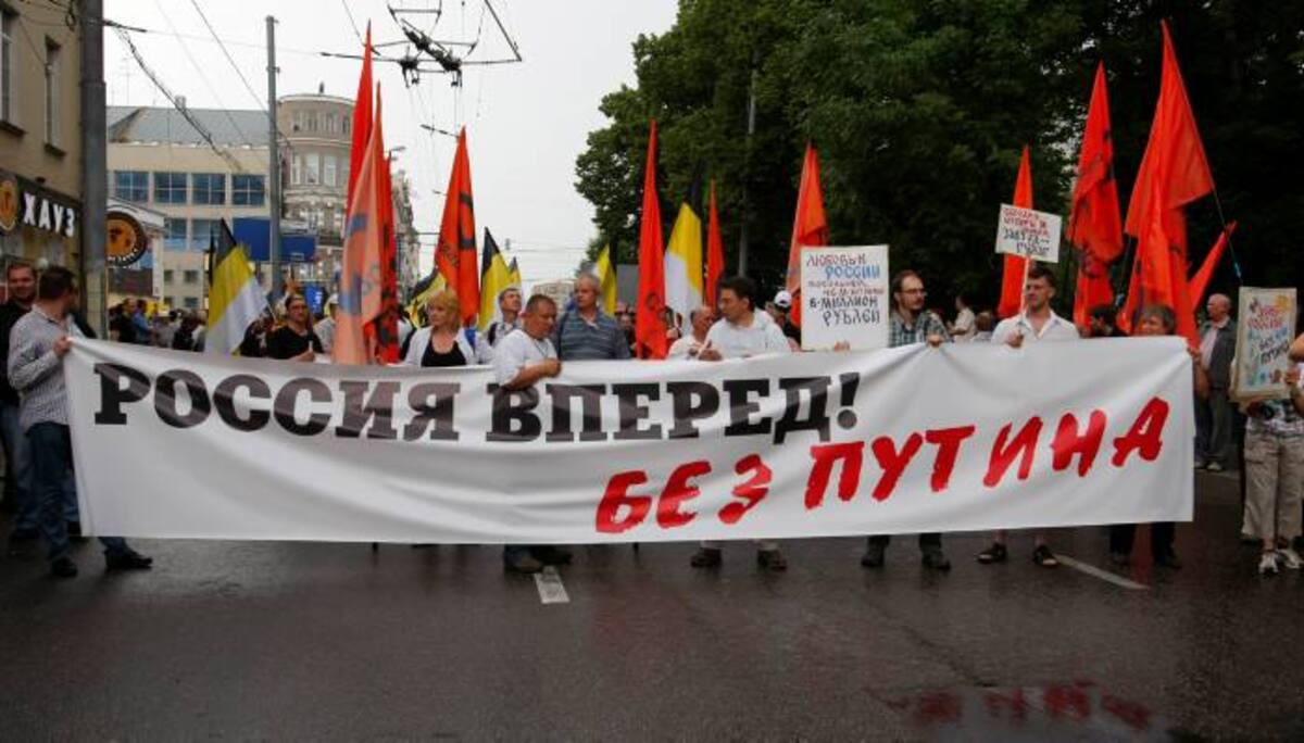 Entre 10.000 y 20.000 manifestantes empezaron a desfilar el martes al mediodía contra el poder del presidente Vladimir Putin en el centro de Moscú, AP Alexander Zemlianichenko