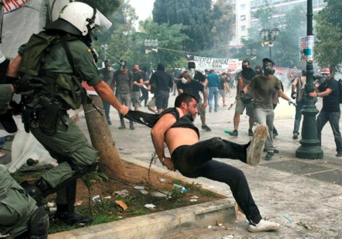 Según autoridades griegas, unas 20.000 personas se manifestaron en Atenas y varias de ellas han sido capturadas, en donde además hay civiles y policías heridos. AFP