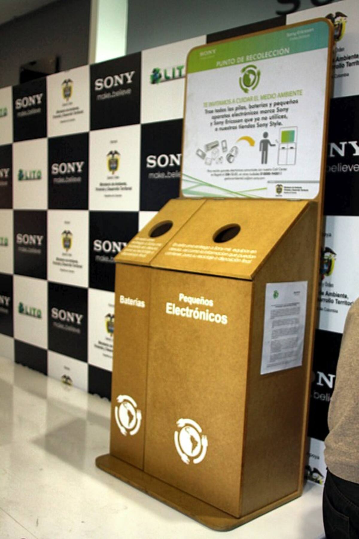 “Proyecto Ambiente” es la campaña con la cual Sony apoya al ministerio de Medio Ambiente en su iniciativa de reciclar los residuos electrónicos que genera el país. En la foto, uno de los puntos de distribución que instalará la compañía en seis de sus almacenes. JOSÉ HERCHEL RUIZ -COLPRENSA