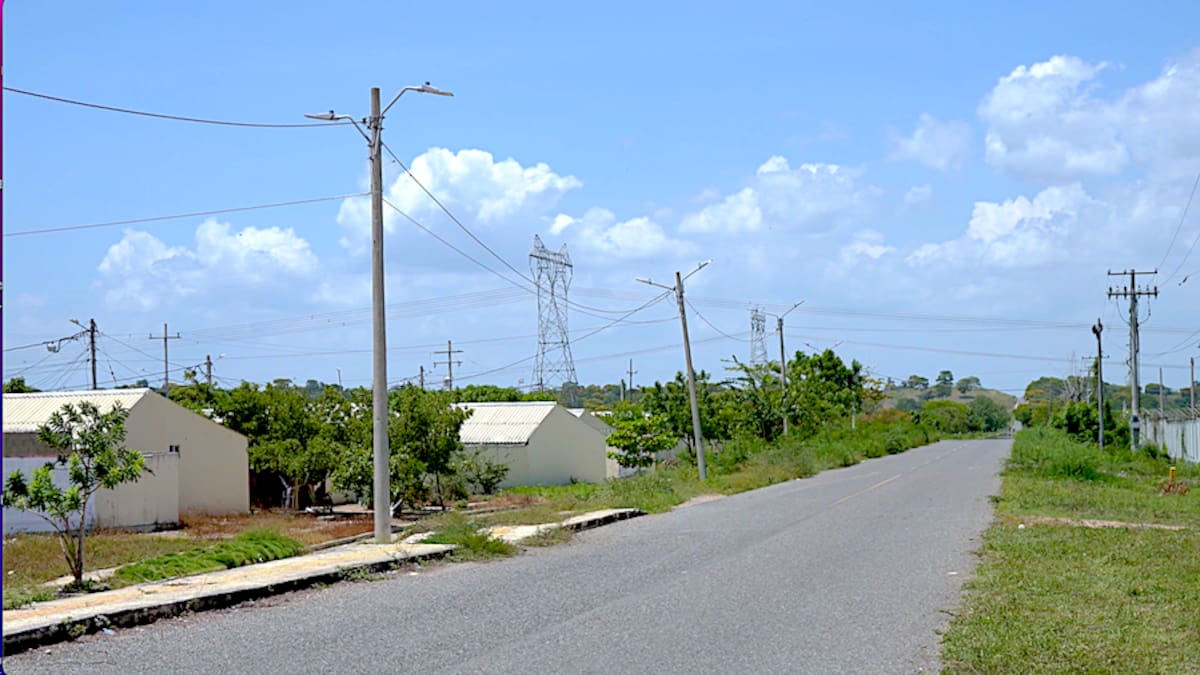 Durante el proyecto ‘Atlántico Ilumina’, se instalarán 126 postes de energía solar en un trayecto de 3.8 kilómetros que conecta al casco urbano del Municipio de Manatí con la zona rural.//Cortesía Gobernación del Atlántico.