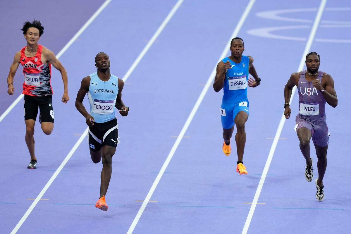 El estadounidense Noah Lyles (derecha) y el botsuano Letsile Tebogo (segundo a la izquierda) compite en los 200 metros de los Juegos Olímpicos de París. //AP
