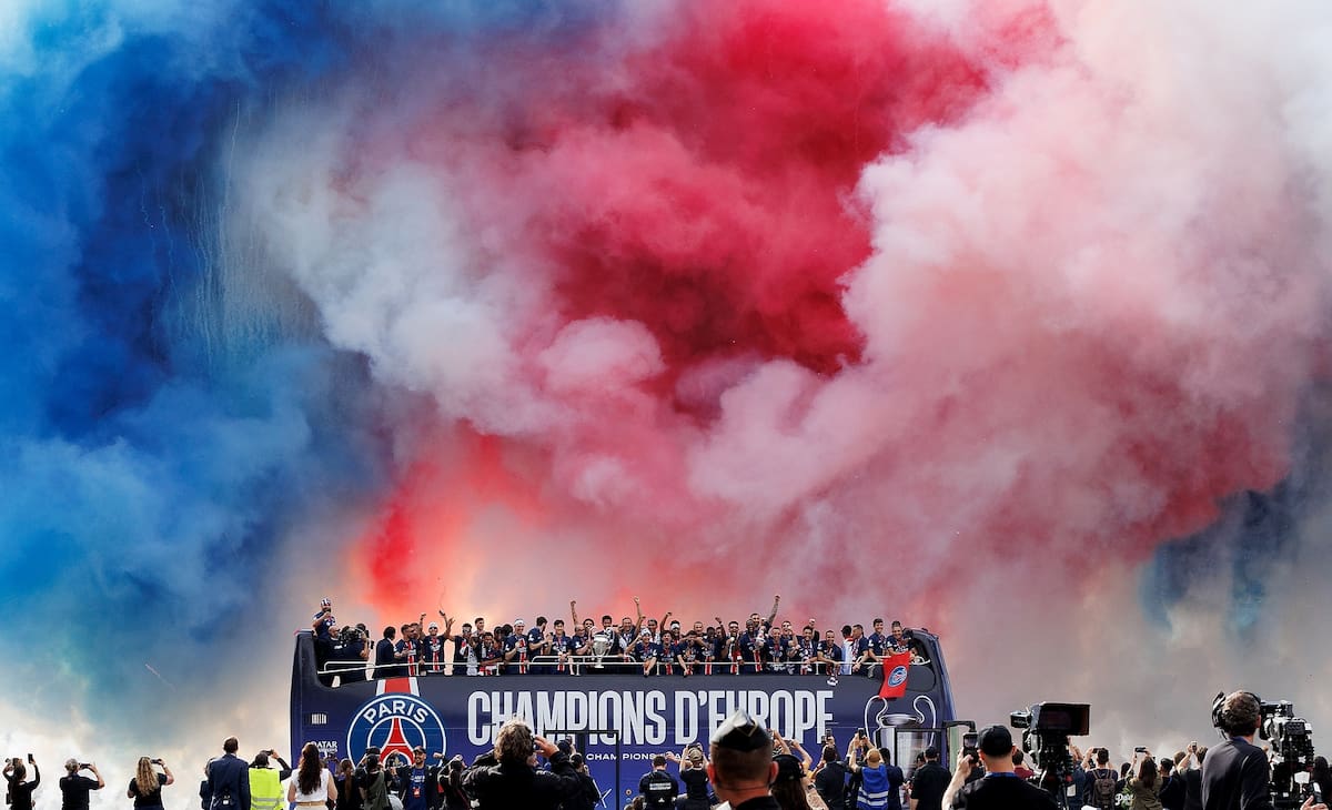 El PSG celebra durante un desfile en autobús en el bulevar de los Campos Elíseos en París (Francia). //EFE