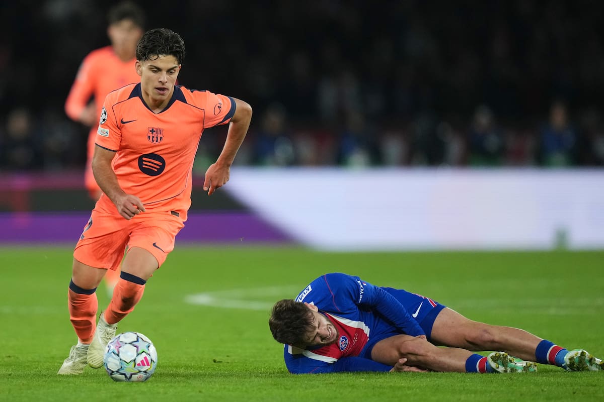 Khvicha Kvaratskhelia se lesionó tras disputar el balón con Xavi Espart durante el partido de la fase inicial de la Liga de Campeones. //Foto, AP: Thibault Camus