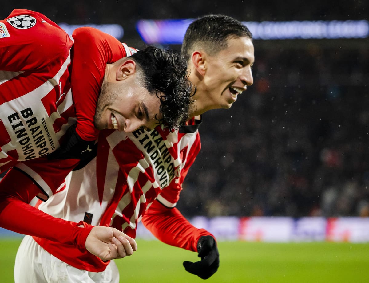 Ricardo Pepi (I) y Mauro Junior (D), celebran la victoria del PSV ante el Liverpool en la Champions League. //EFE
