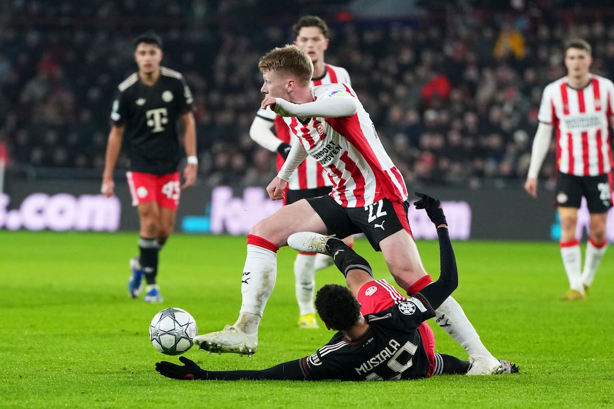 PSV y Bayern Múnich jugaron un parejo partido en la última fecha de la fase liguera de la Champions League. //Foto, AP: Peter Dejong