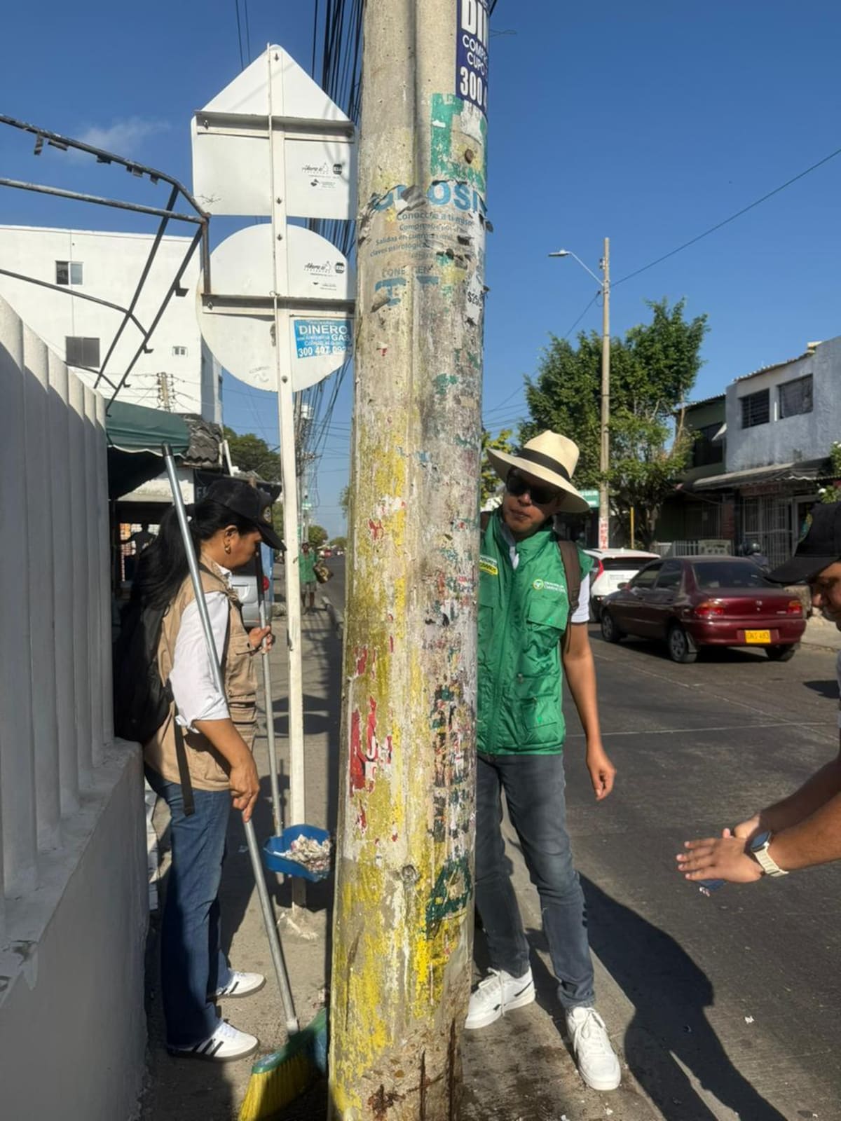 La jornada de desmonte de publicidad electoral se desarrolló en el sector de María Auxiliadora, la Transversal 54 y los alrededores de la Terminal de Transporte. // Foto: Cortesía - Alcaldía de Cartagena.
