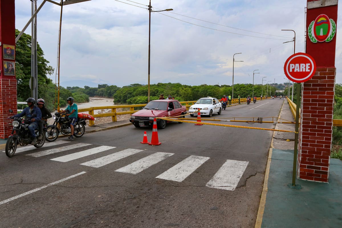 Puente Internacional Francisco de Paula tiene restricciones en uno de sus puntos por una falla estructural. // Foto: EFE/ Mario Caicedo.