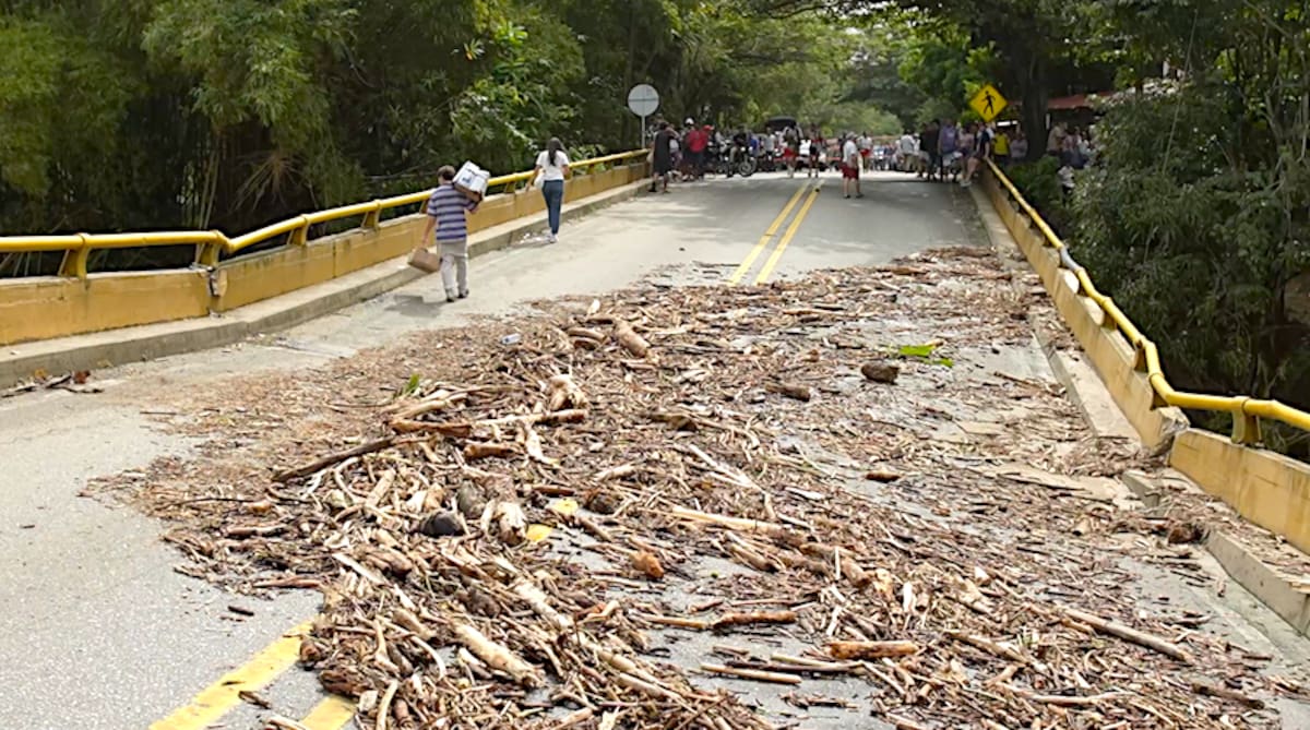 El puente en el sector de Mendihuaca, de la vía Santa Marta-Palomino, colapsó por la cantidad de lluvia que cayó en el caribe colombiano.//Cortesía PGDMG.