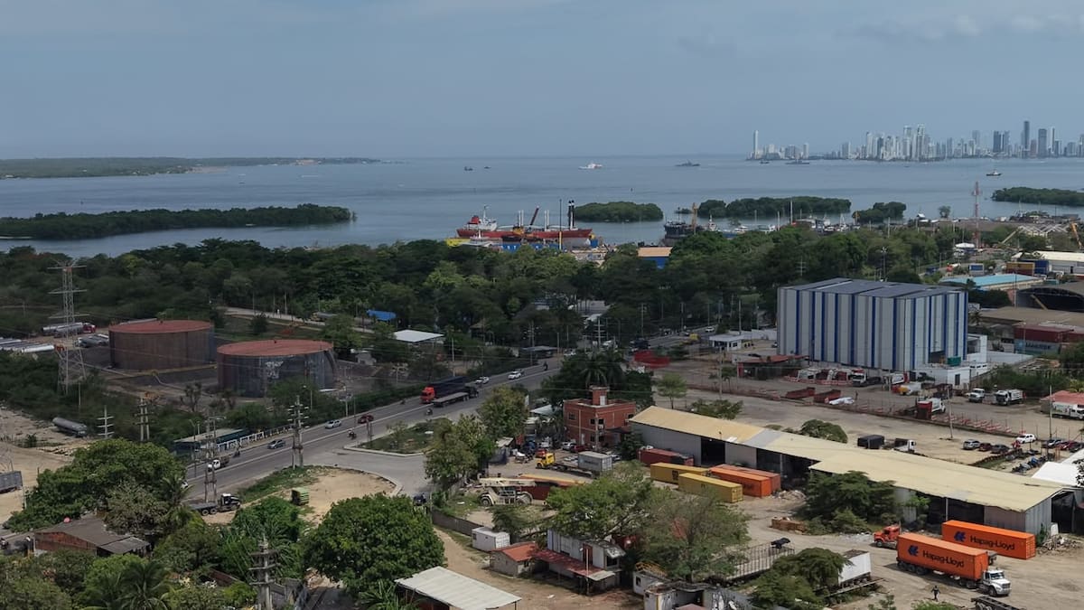 Esta nueva vía conectará a las comunidades de Arroz Barato, Policarpa y Puerta de Hierro con el Corredor de Carga, facilitando además el acceso hacia la Zona Industrial de Mamonal, Nelson Mandela, la vía a Barú, Turbaco y otros importantes sectores del sur de Cartagena. // Cortesía: Alcaldía de Cartagena.