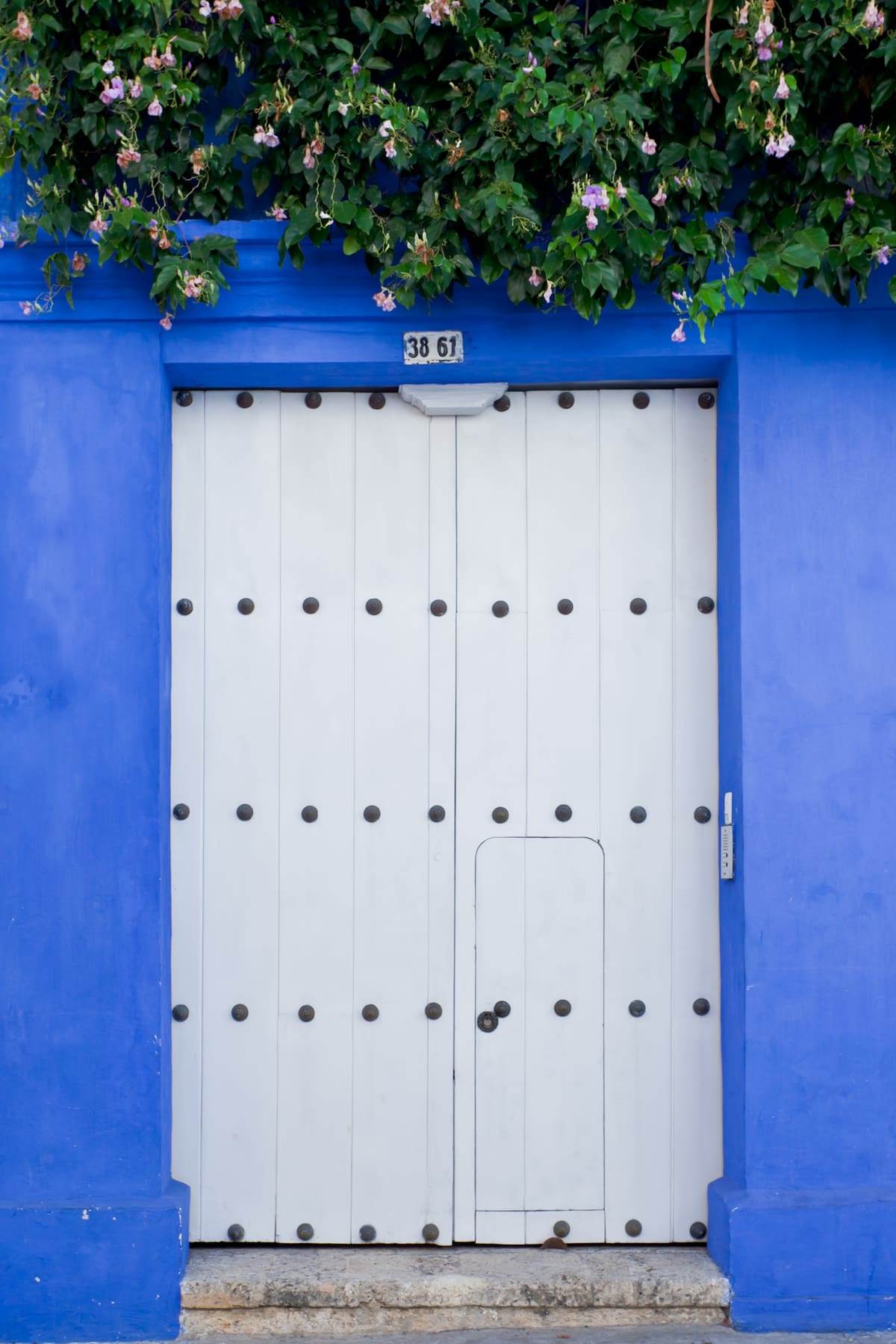 En la época colonial, la riqueza y el poder de una familia podían verse reflejados en el tamaño y diseño de su puerta principal.