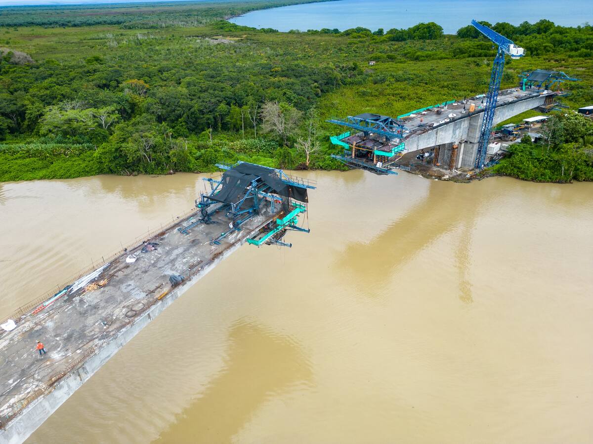Avance del puente sobre el río León que conecta al patio de contenedores con el muelle costa afuera. //Cortesía