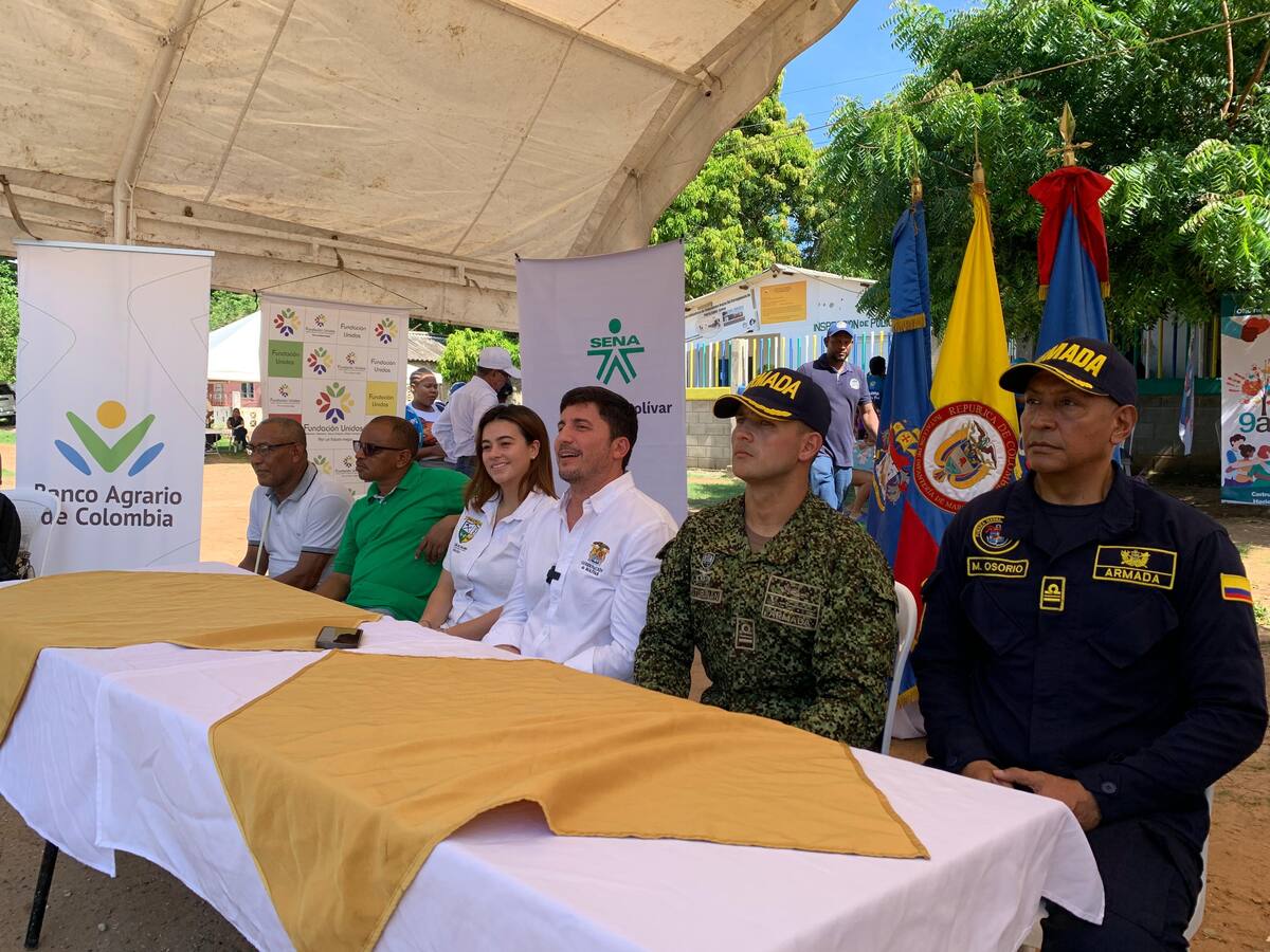 Autoridades presentes en Puerto Badel