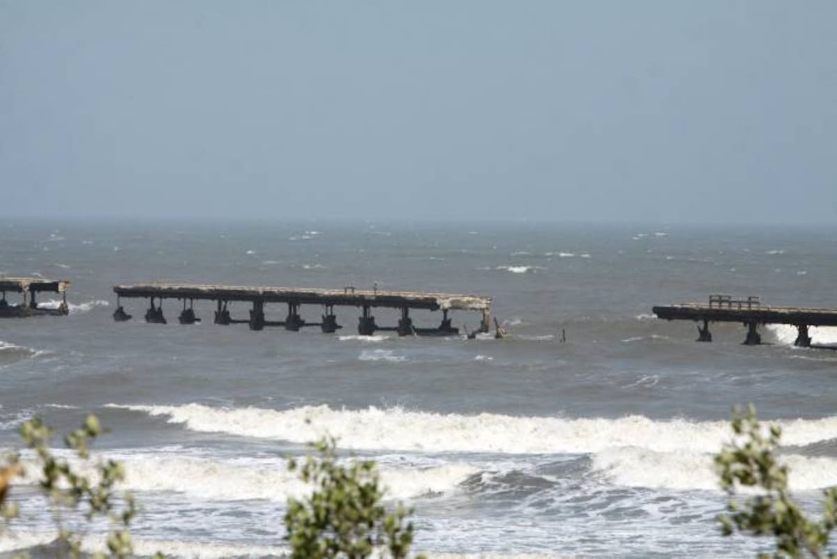 Al antiguo muelle de Puerto Colombia, en Atlántico, se le cayó otro pedazo. Rafael Polo - Cortesía QHubo Barranquilla-
