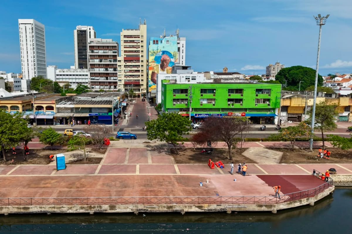 Nuevo cerramiento y bahía de parqueo de chivas en Puerto Duro