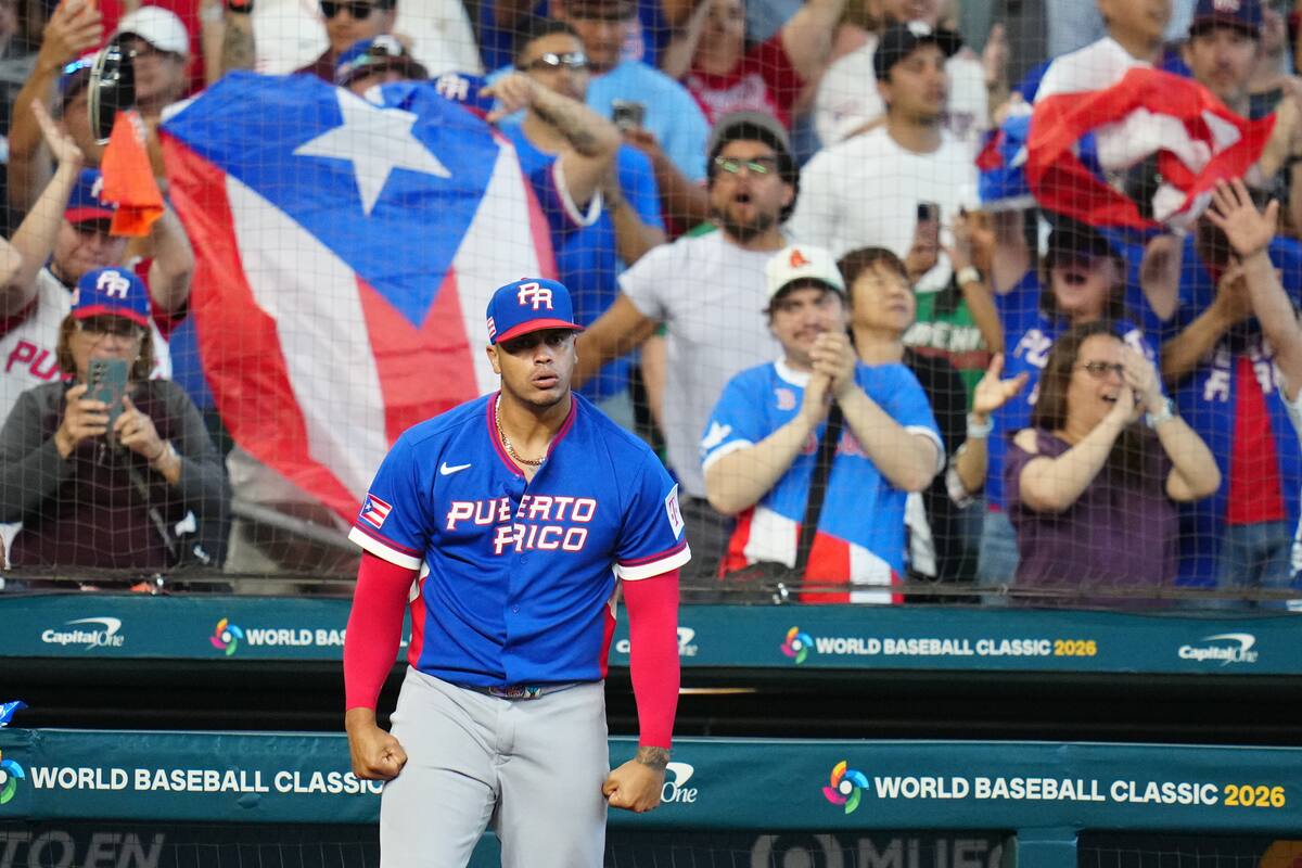 Fernando Cruz, de Puerto Rico, celebra después de que su equipo anotara una carrera durante la octava entrada del partido de cuartos de final del Clásico Mundial de Béisbol. //Foto, AP: Karen Warren