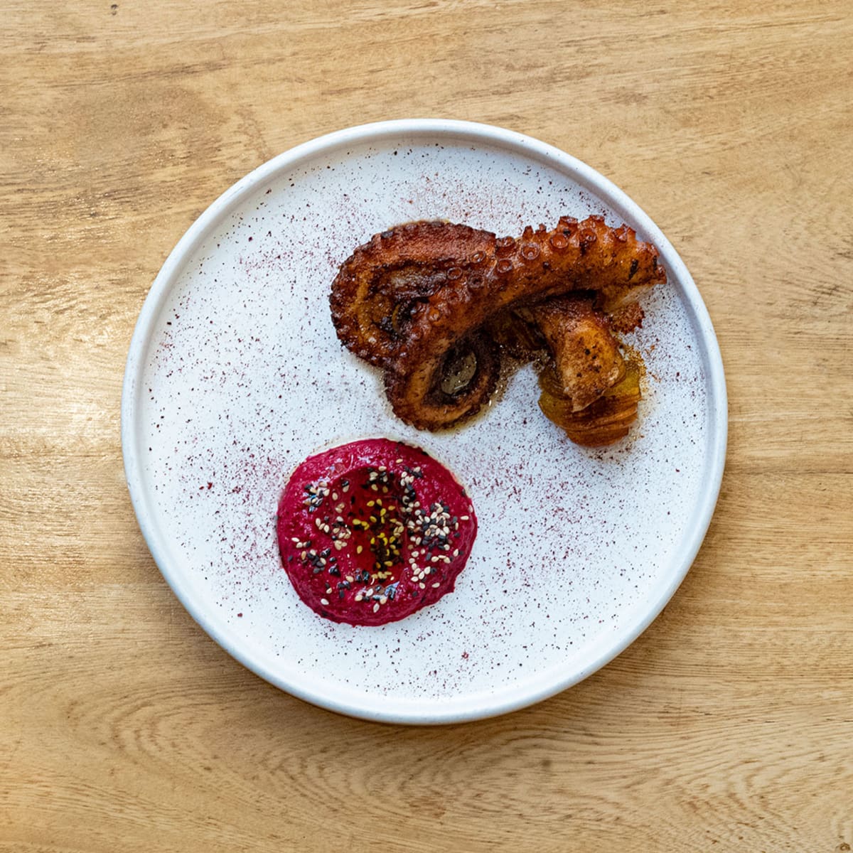 Pulpo a la parrilla con papas criollas y hummus de remolacha. //fotos cortesías Restaurante Lobo de Mar.