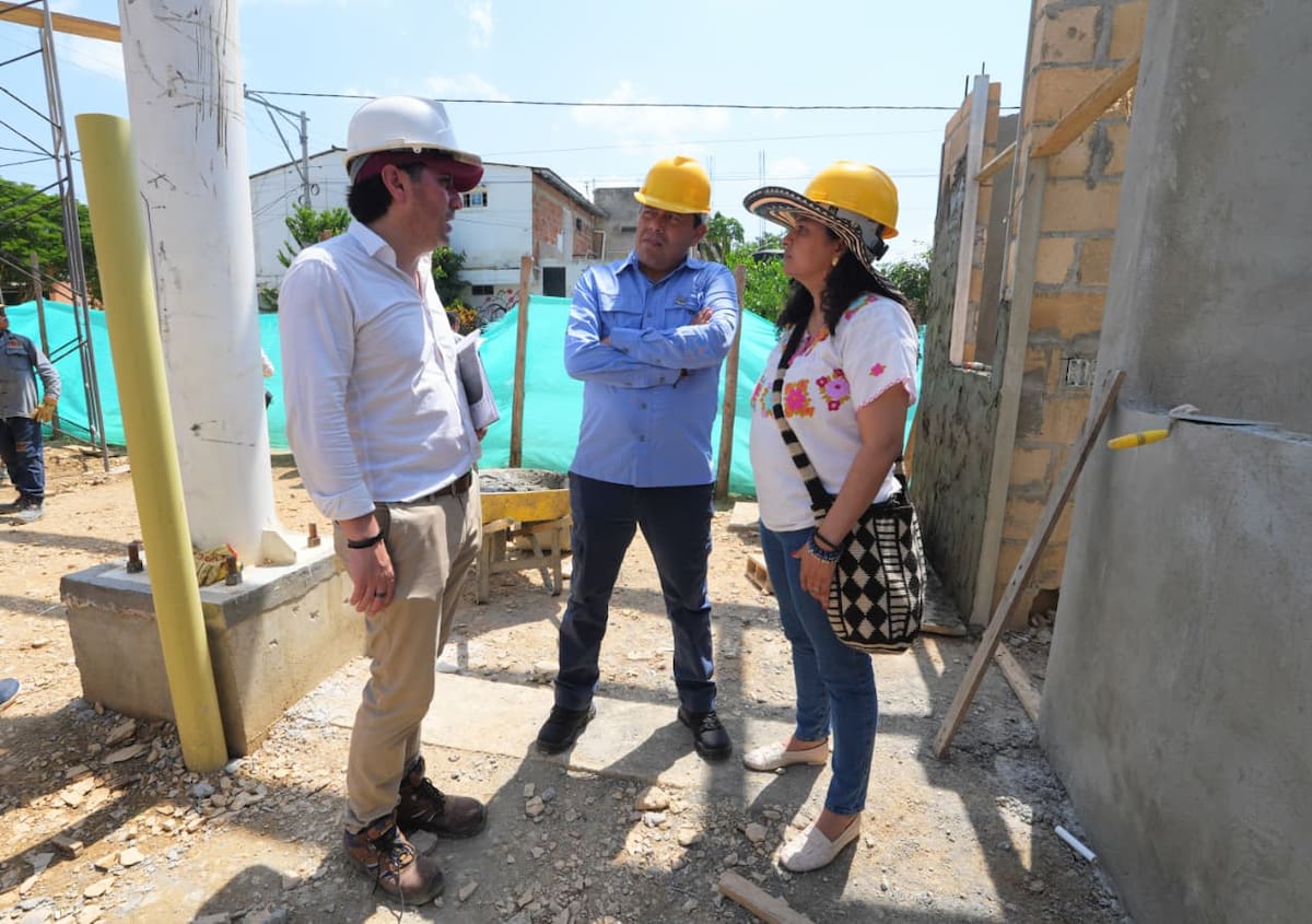 El director de Prosperidad Social, Mauricio Rodríguez Amaya; en compañía del alcalde de El Guamo, Javier Angulo Romero; y ciudadana. // Foto: Cortesía - Prosperidad Social.
