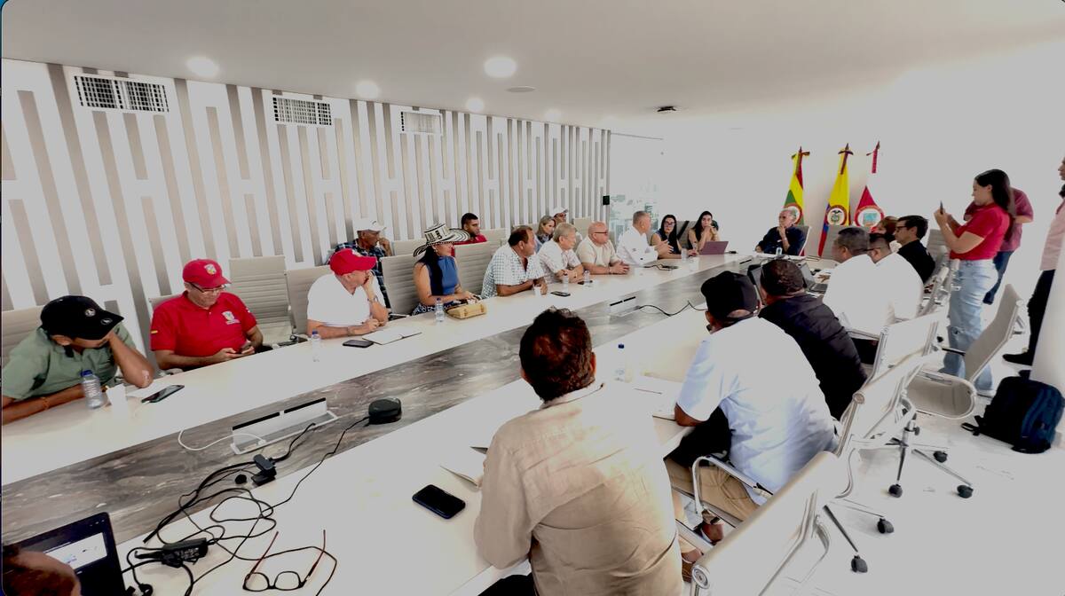 Alcaldes, campesinos, pescadores y líderes sociales se reunieron con el gobernador Eduardo Verano para pedirle que medie con el Gobierno nacional para que las obras de mitigación del Canal del Dique se hagan pronto.//Cortesía.