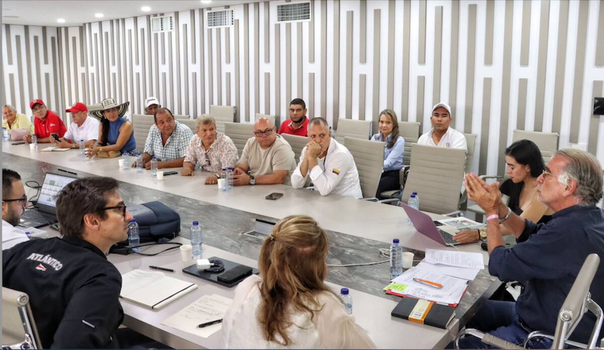 Los habitantes del sur del Atlántico se reunieron con el gobernador Eduardo Verano para pedirle que medie con el Gobierno nacional para se aceleren las obras de mitigación del Canal del Dique.//Cortesía.