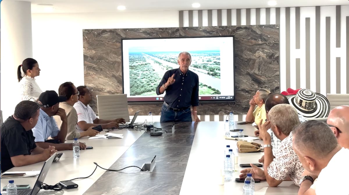 El gobernador Eduardo Verano pidió que debe haber unión de criterios de los departamentos de Atlántico, Bolívar y Sucre para exigir al Gobierno nacional se hagan con prontitud las obras de mitigación. en el canal del Dique.//Cortesía.