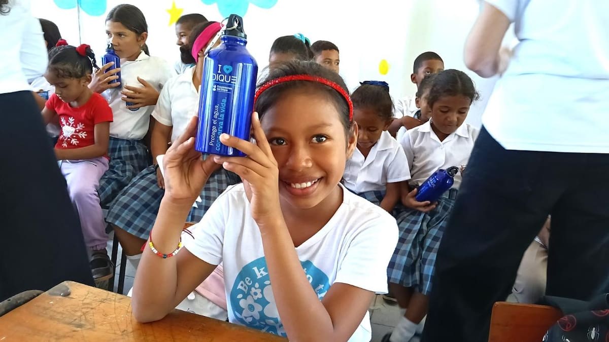 Con la entrega de los filtros en Calamar, 435 niños, niñas y jóvenes que asisten a diario a estos colegios tendrán acceso al agua potable. // Cortesía: Gobernación de Bolívar.
