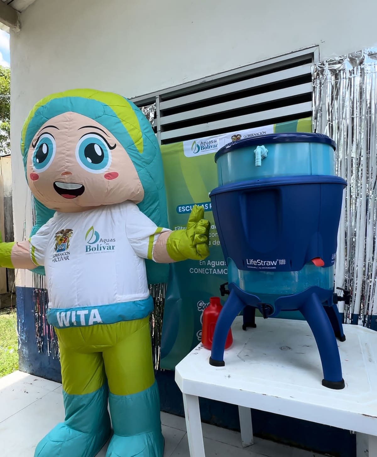 Estudiantes de las escuelas rurales en Achí y San Jacinto del Cauca tienen nuevos filtros purificadores de agua.
