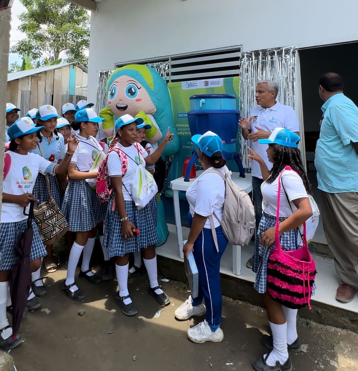 Estudiantes de las escuelas rurales en Achí y San Jacinto del Cauca tienen nuevos filtros purificadores de agua. //Foto: Cortesía
