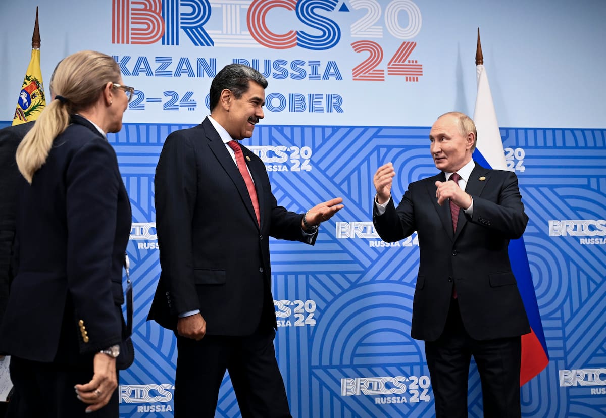 Vladimir Putin (derecha), da la bienvenida a Nicolás Maduro, antes de su reunión al margen de la cumbre BRICS en Kazán, Rusia, el 23 de octubre de 2024. (Rusia) EFE/EPA/ALEXANDER NEMENOV / POOL