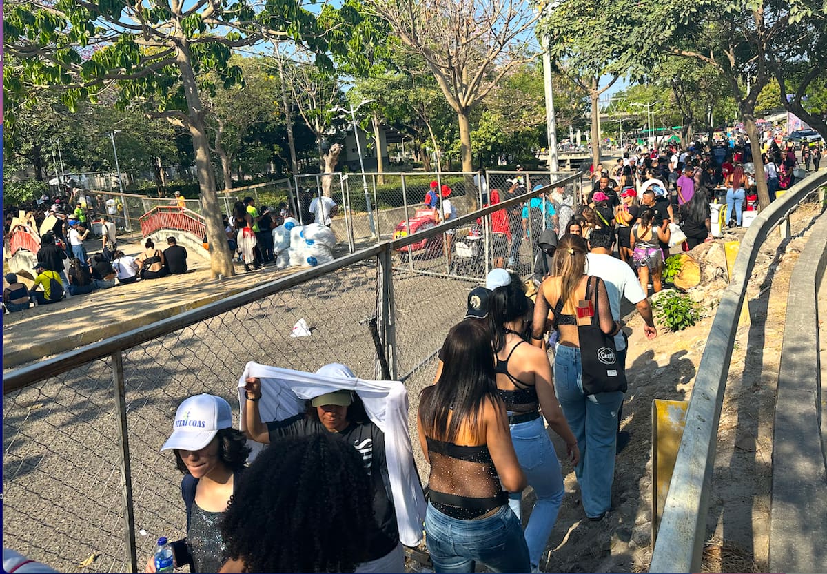 Filas de personas de ven en las afueras del Estadio Metropolitana para presenciar el concierto de Shakira en Barranquilla.//Juan M. Cantillo-El Universal.