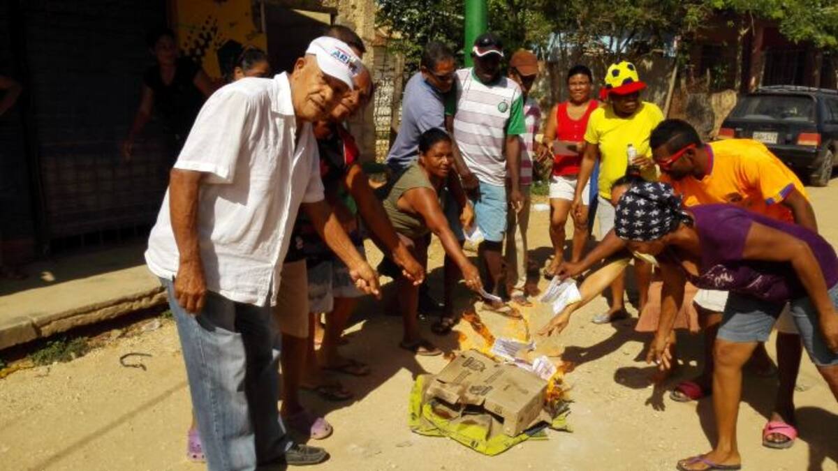 Habitantes de Turbaco quemaron los recibos de Electricaribe en señal de protesta, argumentando que estos cada mes suben su valor sin ninguna justificación. Además denunciaron otras supuestas irregularidades. Samuel Álvarez Beleño/ El Universal