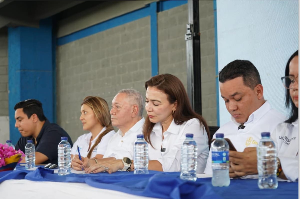 Aspecto de la jornada con las autoridades y comunidad de Ciénaga, Magdalena donde se habló que se busca eliminar la Tasa de Seguridad de los recibos de energía de Air-e.//Cortesía.