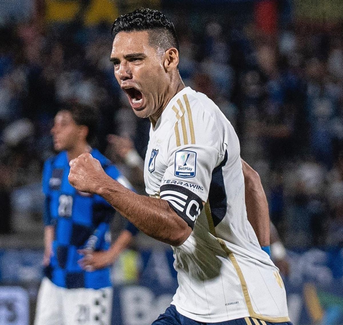 Radamel Falcao García celebra su segundo gol con la camiseta de Millonarios, anotación histórica que lo convierte en el máximo goleador colombiano de la historia. // Foto: IG @millosfcoficial.