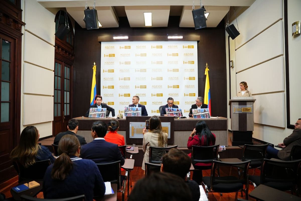 BOGOTÁ (Colprensa). Este martes quedó radicado un proyecto de ley que dará mucha controversia en los próximos días, el que busca tipificar como delito el ocultamiento de identidad, o uso de capuchas, como medio para facilitar la comisión de delitos en manifestaciones públicas(PRENSA ARIZABALETA).