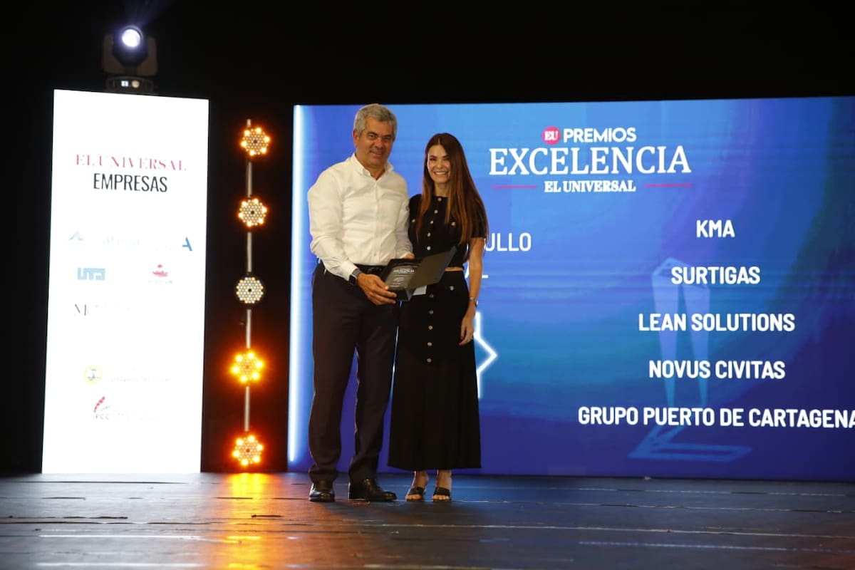 Rafael del Castillo de Novus Civitas, ganadores de ‘Empresa Orgullo Regional’. Entregó Catalina Araújo.