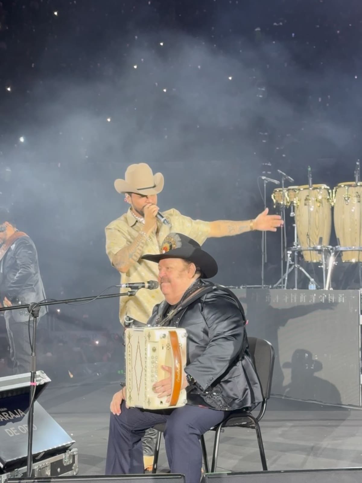 El acordeonista de 80 años tendría una fractura en un hombro, según un reporte difundido en redes sociales. Su familia aún no confirma la información.// Foto tomada de IG: @iamramonayala