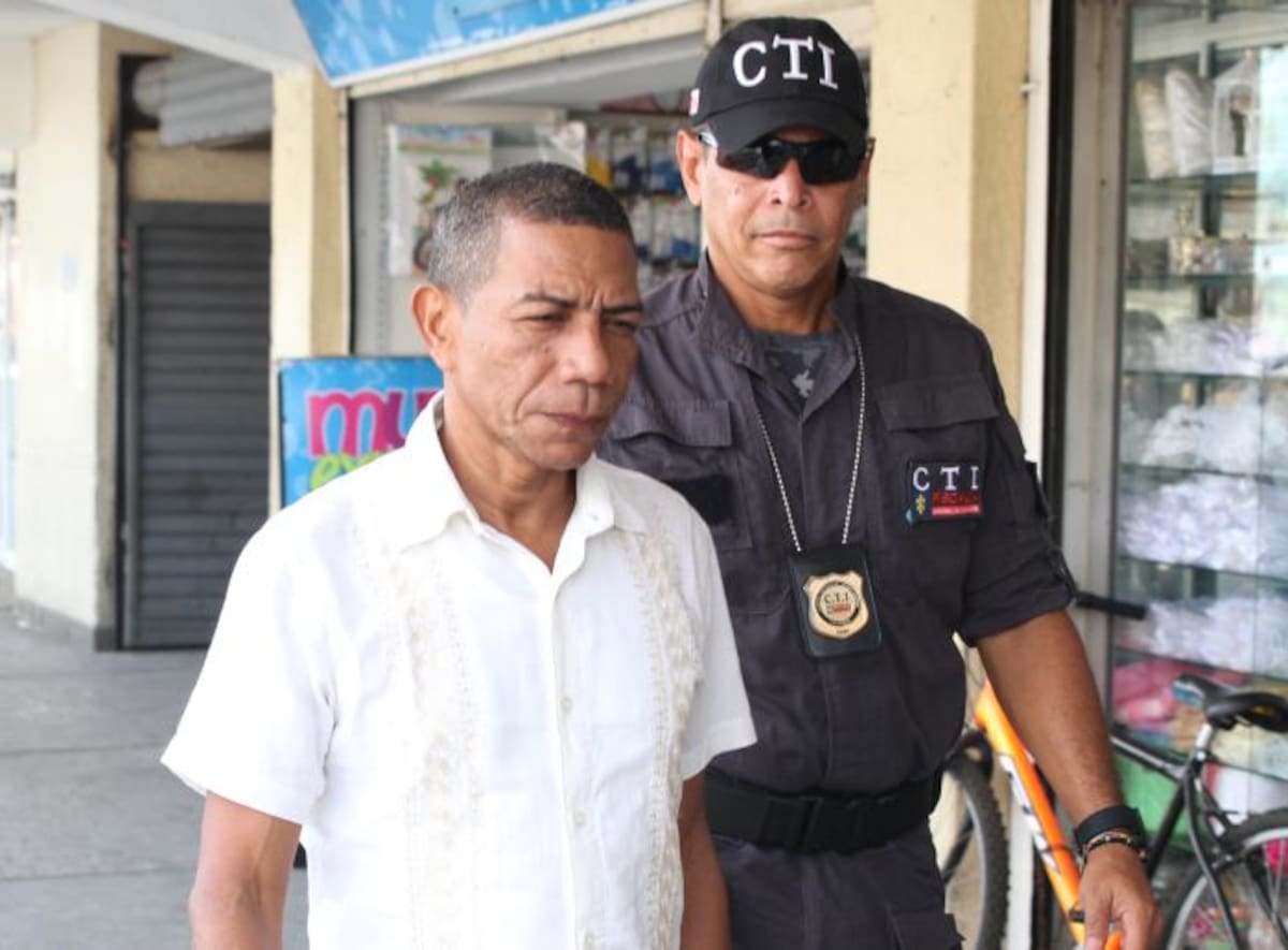 Tras la audiencia de ayer, Alfonso Ramos sería llevado a la sede de la Fiscalía en Crespo y de allí pasaría a ser reseñado por el Inpec en la Cárcel de Ternera. Luego, irá a su casa. //Foto Óscar Díaz.