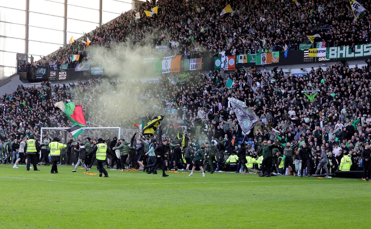 El clásico escocés entre Rangers y Celtic terminó con la invasión de los hinchas al terreno de juego. //Foto, AP: Steve Welsh/PA