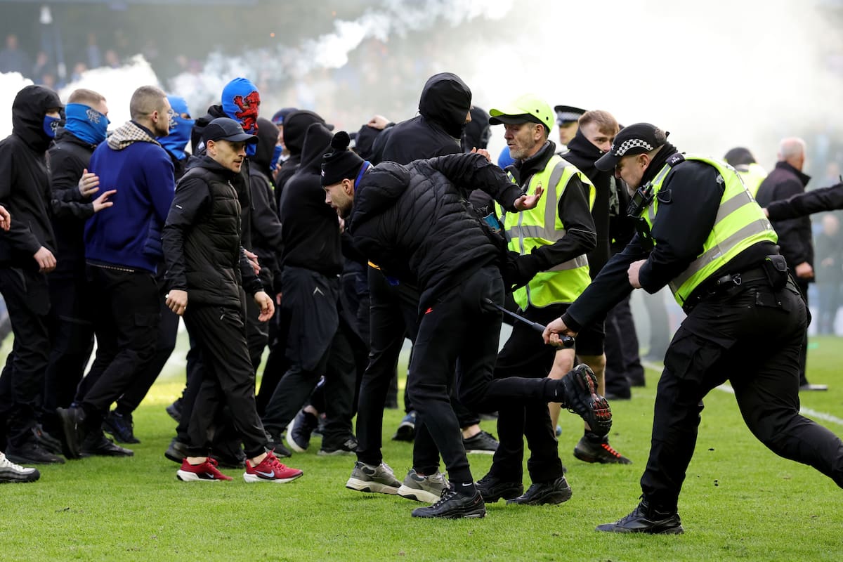 Clásico escocés terminó en caos: hinchas de ambos equipos se metieron al campo