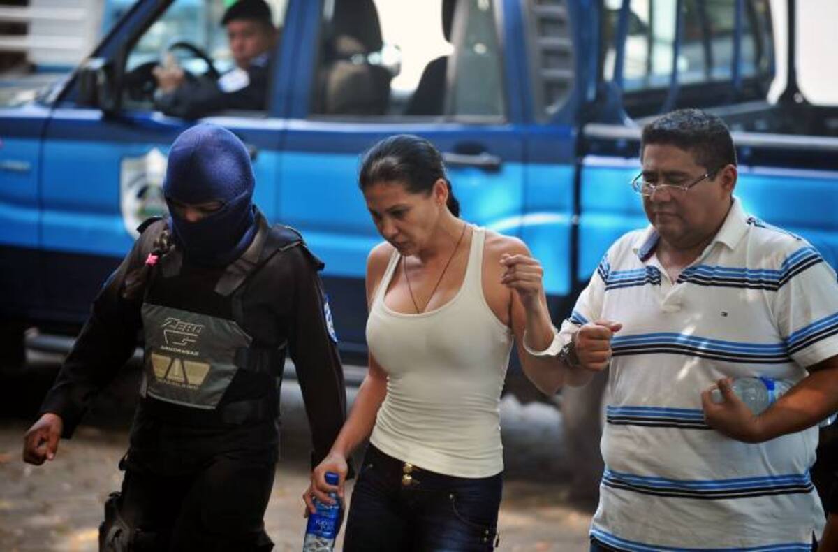 Los 18 mexicanos que se hacían pasar por periodistas de Televisa y que fueron acusados por varios delitos irán a juicio oral y público en diciembre. AP