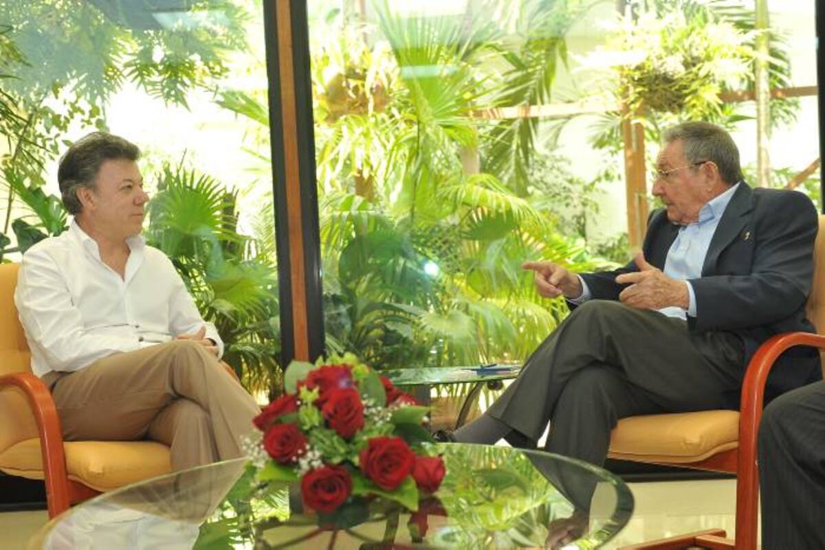 Juan Manuel Santos junto a Raúl Castro durante su visita en Cuba. AP