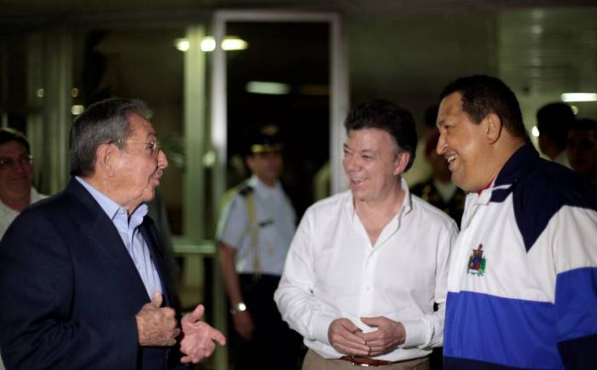 En La Habana se reunieron los presidentes de Cuba, Raúl Castro (Izq.) de Colombia, Juan Manuel Santos (Cen.) y de Venezuela, Hugo Chávez (Der.) AP Marcelo Garcia