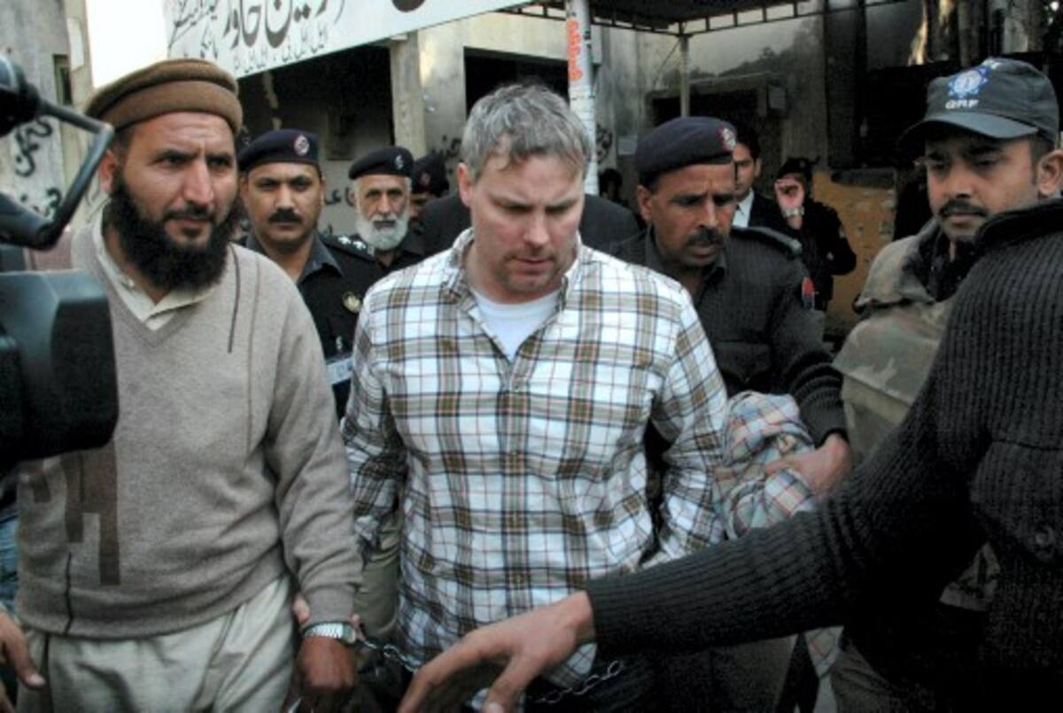 Raymond Allen Davis es custodiado por oficiales de seguridad pakistaníes. AP HAMZA AHMED