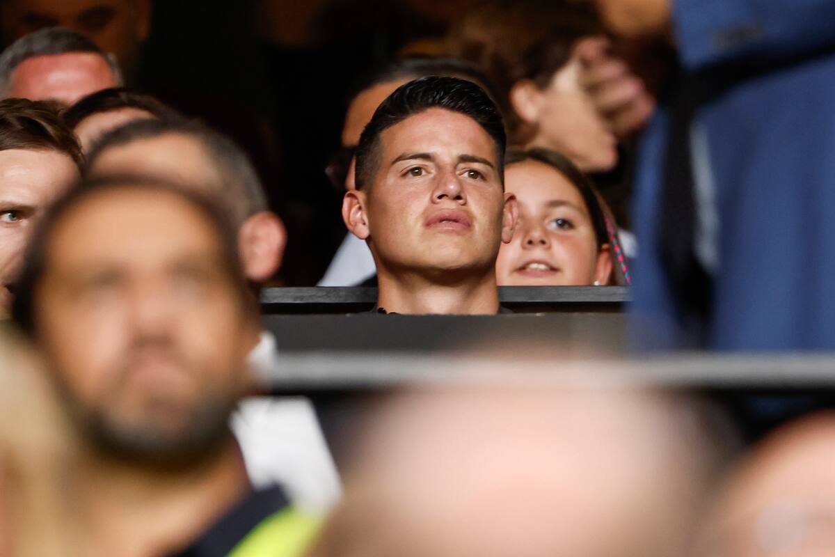 James Rodríguez presenció el partido del Rayo Vallecano desde las gradas del Estadio de Vallecas. //EFE