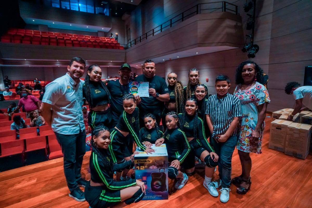 Integrantes de Raza Latina, agrupación de danza.
