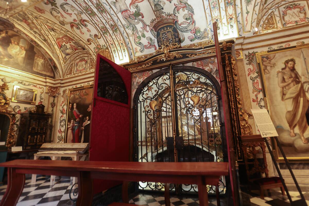 El sepulcro de Santa Teresa de Jesús, que la Orden del Carmelo Descalzo custodia en el municipio salmantino de Alba de Tormes, ha sido reabierto después de 110 años. //EFE