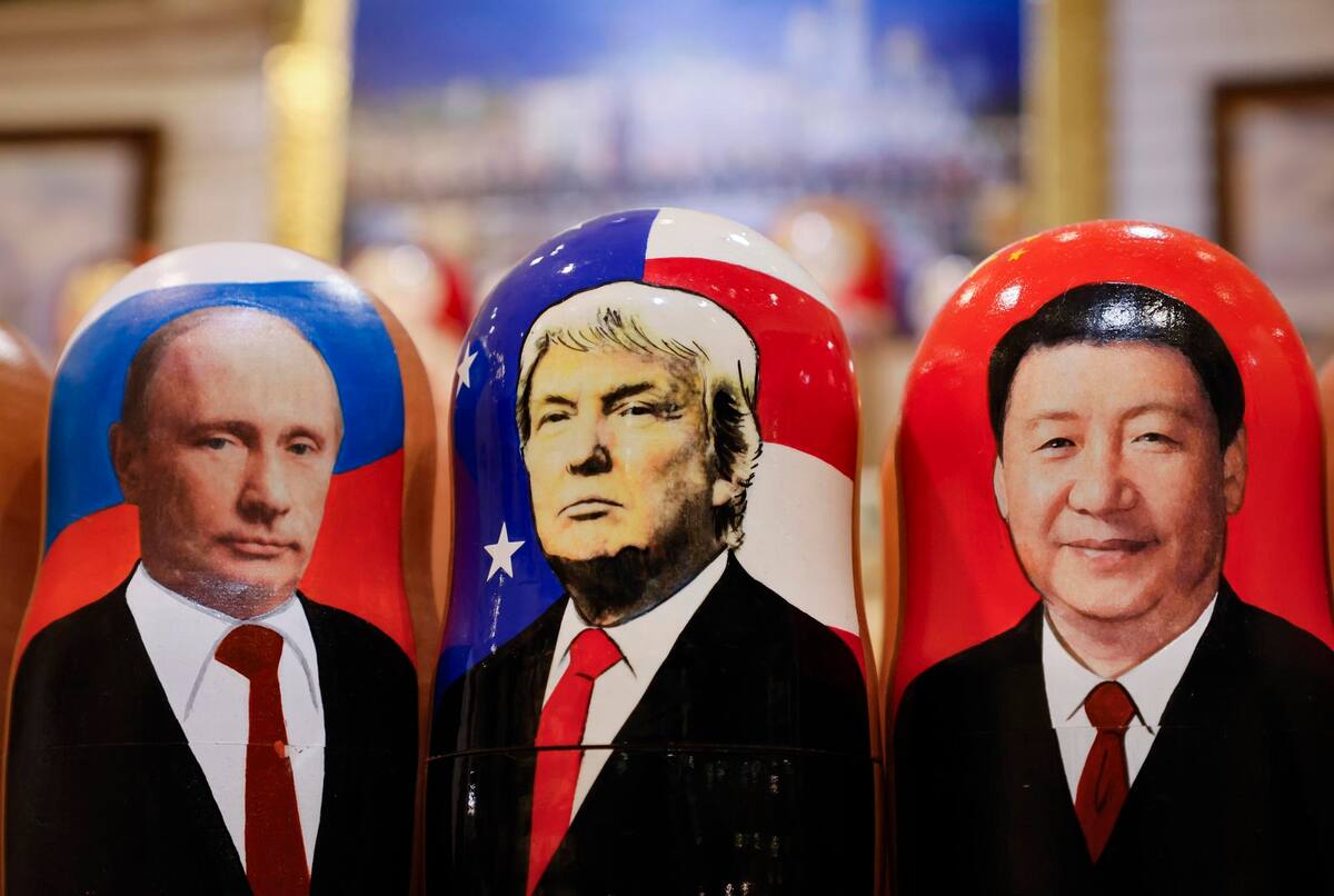 Moscow (Russian Federation), 06/11/2024.- Traditional Russian Matryoshka wooden dolls, also known as nesting dolls, depicting US Republican presidential candidate Donald J. Trump (C), Russian President Vladimir Putin (L) and Chinese President Xi Jinping (R) are on display at a gift shop in Moscow, Russia, 06 November 2024. US Republican presidential candidate Donald J. Trump has been elected the 47th president of the United States after having secured more than the 270 Electoral College votes necessary, following a tightly contested race with Democratic presidential candidate US Vice President Kamala Harris. (Elecciones, Rusia, Estados Unidos, Moscú) EFE/EPA/YURI KOCHETKOV