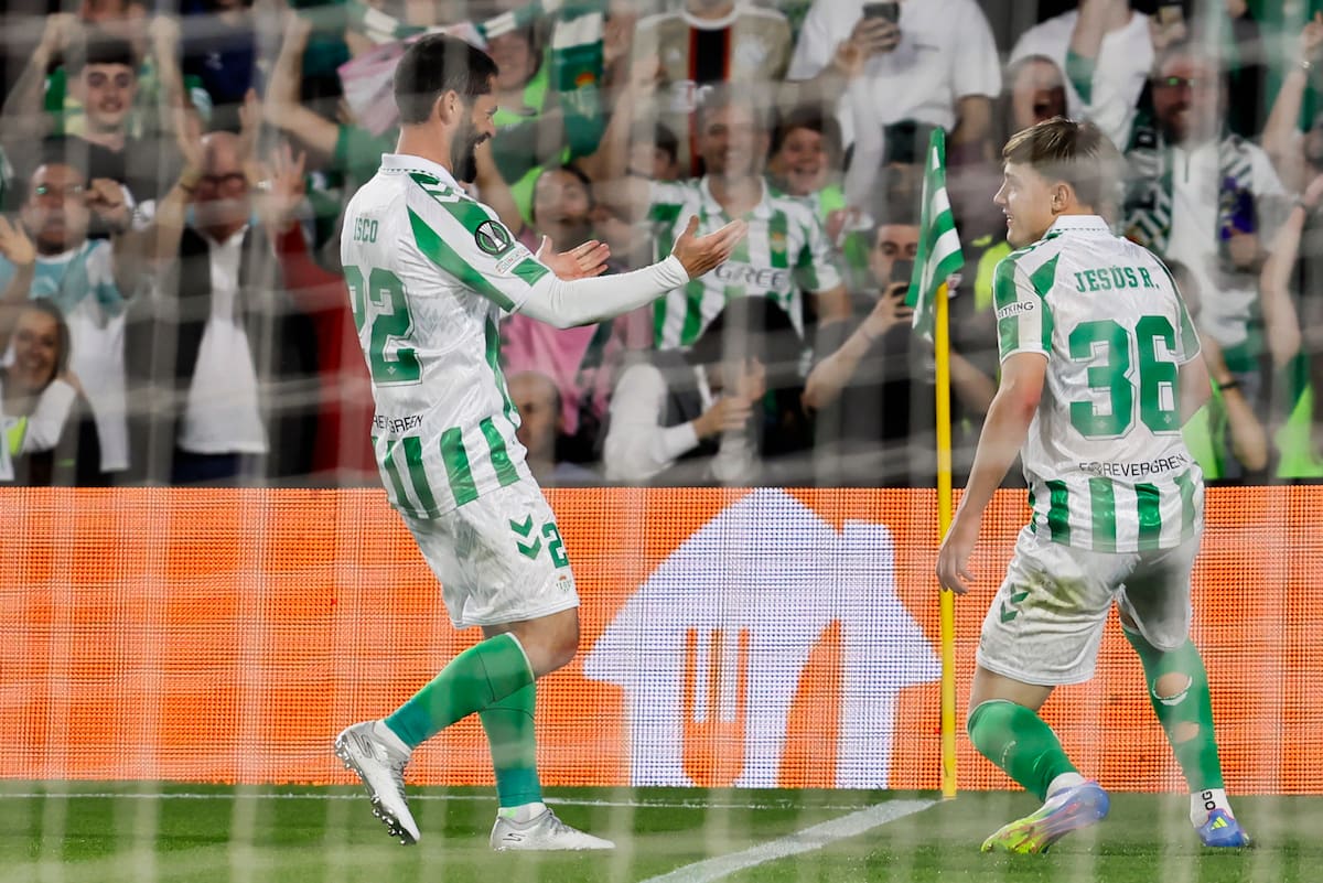 El centrocampista del Betis Jesús Rodríguez (d) celebra con su compañero Isco tras anotar el segundo gol del equipo durante el partido. //EFE