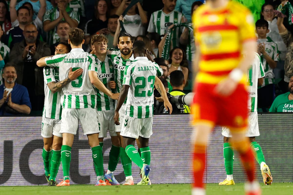 ¿Por qué Cucho Hernández no jugó en la victoria de Betis por Conference?