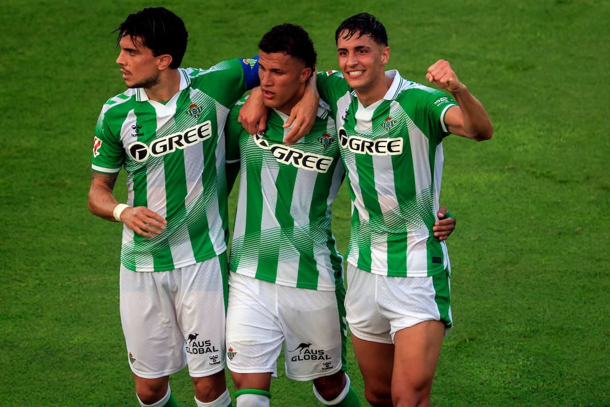 Nelson Deossa (C) apunta para la titular del Real Betis en su duelo contra Porto. //Foto, EFE: A.Carrasco Ragel.