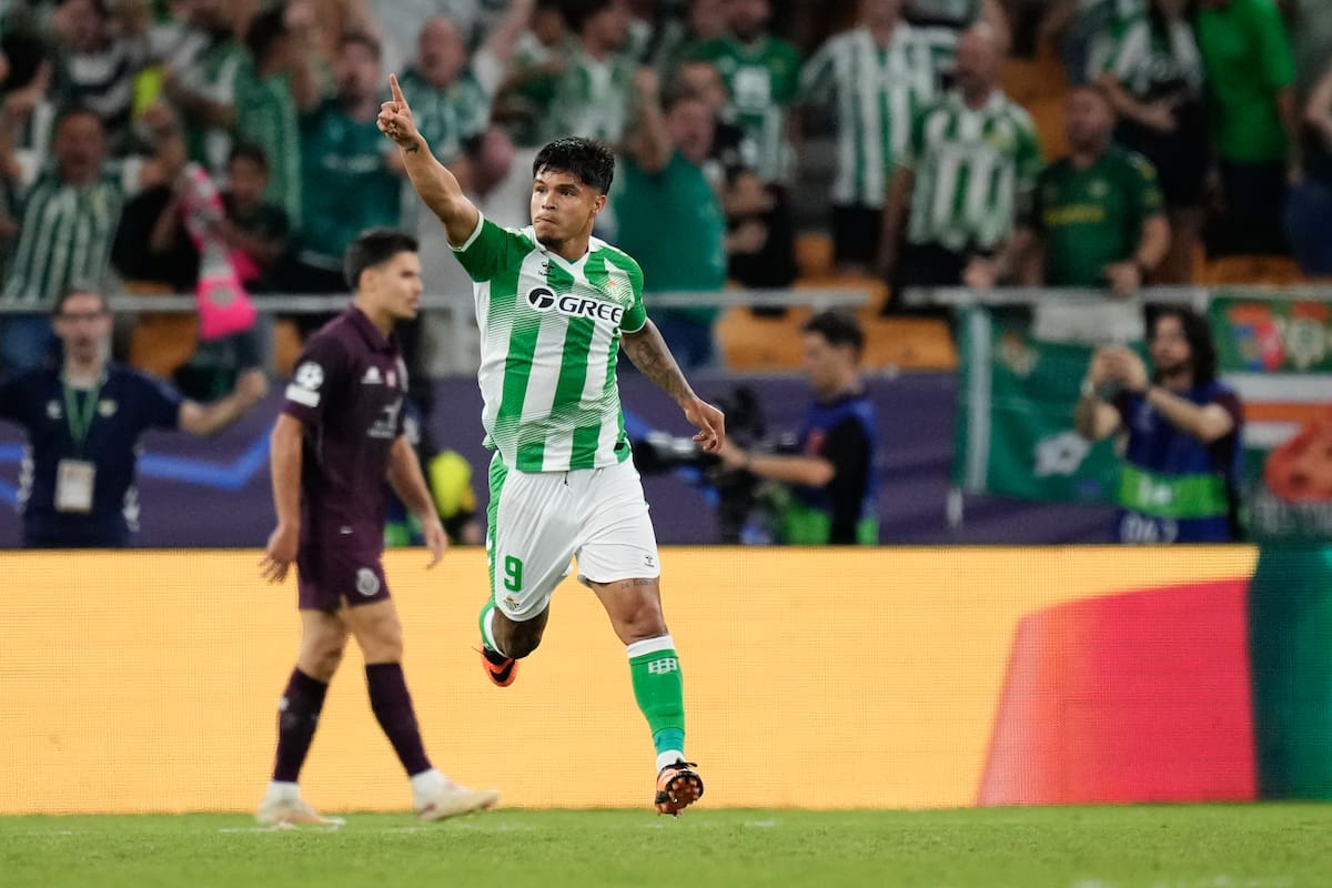 Video: Cucho Hernández marcó un golazo en la heroica remontada del Real Betis por Champions